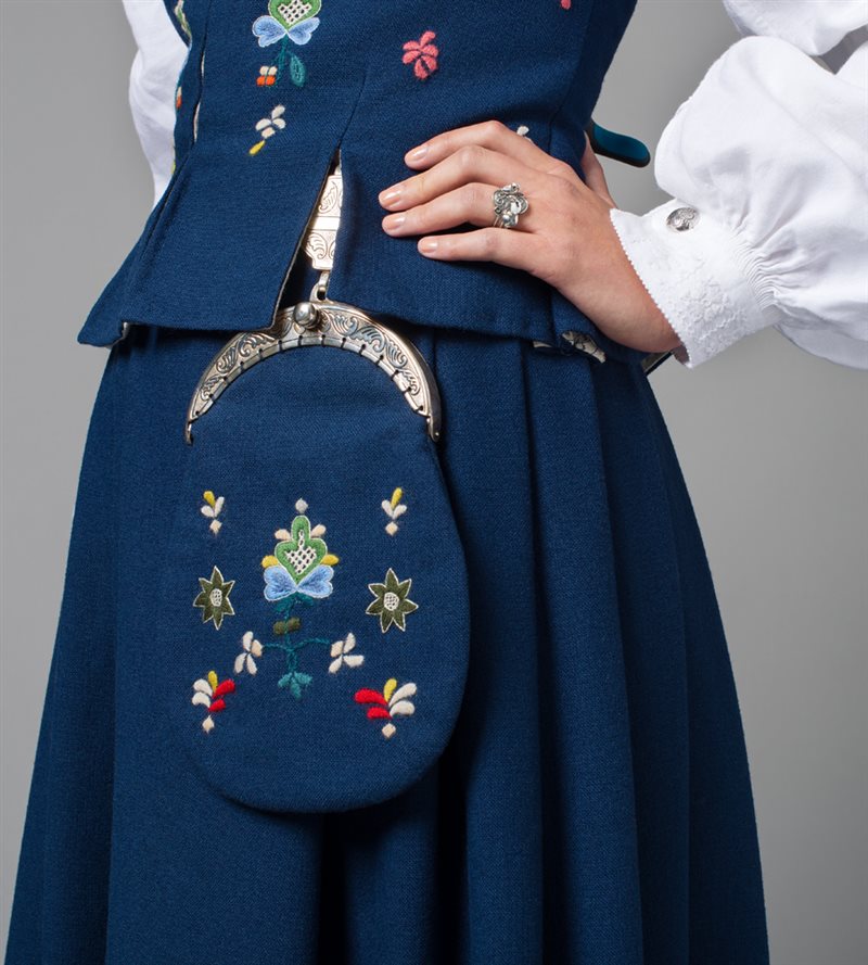 Vågstrandbunaden Norsk Flid nettbutikk og bunader Vesker til bunad | costume.no
